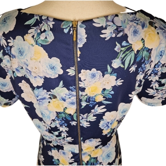 Forever New Floral Zip Up Dress - Picture 9 of 11